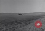 Standbild P-38 Flugzeuge zurück und Land Algerien Nordafrika, 1943, aus Sekunde 15 historischem Filmmaterial Videoclip 65675034875