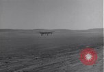 Standbild P-38 Flugzeuge zurück und Land Algerien Nordafrika, 1943, aus Sekunde 16 historischem Filmmaterial Videoclip 65675034875