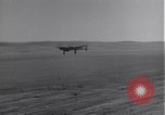 Standbild P-38 Flugzeuge zurück und Land Algerien Nordafrika, 1943, aus Sekunde 17 historischem Filmmaterial Videoclip 65675034875