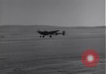 Standbild P-38 Flugzeuge zurück und Land Algerien Nordafrika, 1943, aus Sekunde 18 historischem Filmmaterial Videoclip 65675034875
