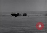 Standbild P-38 Flugzeuge zurück und Land Algerien Nordafrika, 1943, aus Sekunde 19 historischem Filmmaterial Videoclip 65675034875