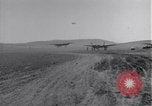 Standbild P-38 Flugzeuge zurück und Land Algerien Nordafrika, 1943, aus Sekunde 22 historischem Filmmaterial Videoclip 65675034875