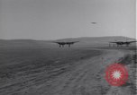 Standbild P-38 Flugzeuge zurück und Land Algerien Nordafrika, 1943, aus Sekunde 23 historischem Filmmaterial Videoclip 65675034875