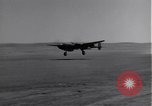 Standbild P-38 Flugzeuge zurück und Land Algerien Nordafrika, 1943, aus Sekunde 25 historischem Filmmaterial Videoclip 65675034875