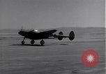 Standbild P-38 Flugzeuge zurück und Land Algerien Nordafrika, 1943, aus Sekunde 26 historischem Filmmaterial Videoclip 65675034875
