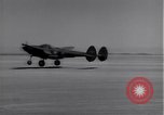 Standbild P-38 Flugzeuge zurück und Land Algerien Nordafrika, 1943, aus Sekunde 27 historischem Filmmaterial Videoclip 65675034875