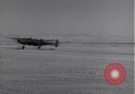 Standbild P-38 Flugzeuge zurück und Land Algerien Nordafrika, 1943, aus Sekunde 28 historischem Filmmaterial Videoclip 65675034875