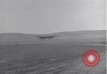 Standbild P-38 Flugzeuge zurück und Land Algerien Nordafrika, 1943, aus Sekunde 30 historischem Filmmaterial Videoclip 65675034875