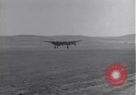 Standbild P-38 Flugzeuge zurück und Land Algerien Nordafrika, 1943, aus Sekunde 31 historischem Filmmaterial Videoclip 65675034875