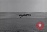 Standbild P-38 Flugzeuge zurück und Land Algerien Nordafrika, 1943, aus Sekunde 32 historischem Filmmaterial Videoclip 65675034875
