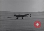 Standbild P-38 Flugzeuge zurück und Land Algerien Nordafrika, 1943, aus Sekunde 33 historischem Filmmaterial Videoclip 65675034875