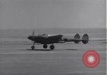 Standbild P-38 Flugzeuge zurück und Land Algerien Nordafrika, 1943, aus Sekunde 34 historischem Filmmaterial Videoclip 65675034875
