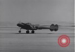 Standbild P-38 Flugzeuge zurück und Land Algerien Nordafrika, 1943, aus Sekunde 35 historischem Filmmaterial Videoclip 65675034875