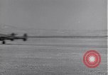 Standbild P-38 Flugzeuge zurück und Land Algerien Nordafrika, 1943, aus Sekunde 36 historischem Filmmaterial Videoclip 65675034875