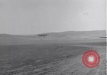 Standbild P-38 Flugzeuge zurück und Land Algerien Nordafrika, 1943, aus Sekunde 38 historischem Filmmaterial Videoclip 65675034875