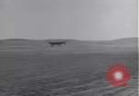 Standbild P-38 Flugzeuge zurück und Land Algerien Nordafrika, 1943, aus Sekunde 40 historischem Filmmaterial Videoclip 65675034875