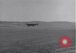 Standbild P-38 Flugzeuge zurück und Land Algerien Nordafrika, 1943, aus Sekunde 41 historischem Filmmaterial Videoclip 65675034875
