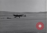 Standbild P-38 Flugzeuge zurück und Land Algerien Nordafrika, 1943, aus Sekunde 43 historischem Filmmaterial Videoclip 65675034875