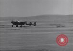 Standbild P-38 Flugzeuge zurück und Land Algerien Nordafrika, 1943, aus Sekunde 44 historischem Filmmaterial Videoclip 65675034875