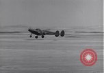 Standbild P-38 Flugzeuge zurück und Land Algerien Nordafrika, 1943, aus Sekunde 46 historischem Filmmaterial Videoclip 65675034875