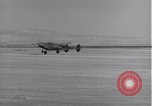 Standbild P-38 Flugzeuge zurück und Land Algerien Nordafrika, 1943, aus Sekunde 47 historischem Filmmaterial Videoclip 65675034875