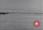 Standbild P-38 Flugzeuge zurück und Land Algerien Nordafrika, 1943, aus Sekunde 48 historischem Filmmaterial Videoclip 65675034875