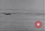 Standbild P-38 Flugzeuge zurück und Land Algerien Nordafrika, 1943, aus Sekunde 49 historischem Filmmaterial Videoclip 65675034875