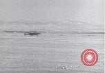 Standbild P-38 Flugzeuge zurück und Land Algerien Nordafrika, 1943, aus Sekunde 50 historischem Filmmaterial Videoclip 65675034875
