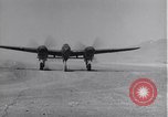 Standbild P-38 Flugzeuge zurück und Land Algerien Nordafrika, 1943, aus Sekunde 51 historischem Filmmaterial Videoclip 65675034875