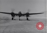Standbild P-38 Flugzeuge zurück und Land Algerien Nordafrika, 1943, aus Sekunde 52 historischem Filmmaterial Videoclip 65675034875