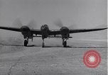 Standbild P-38 Flugzeuge zurück und Land Algerien Nordafrika, 1943, aus Sekunde 53 historischem Filmmaterial Videoclip 65675034875