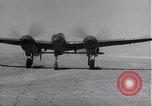 Standbild P-38 Flugzeuge zurück und Land Algerien Nordafrika, 1943, aus Sekunde 54 historischem Filmmaterial Videoclip 65675034875