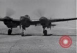 Standbild P-38 Flugzeuge zurück und Land Algerien Nordafrika, 1943, aus Sekunde 55 historischem Filmmaterial Videoclip 65675034875