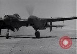 Standbild P-38 Flugzeuge zurück und Land Algerien Nordafrika, 1943, aus Sekunde 56 historischem Filmmaterial Videoclip 65675034875