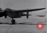Standbild P-38 Flugzeuge zurück und Land Algerien Nordafrika, 1943, aus Sekunde 57 historischem Filmmaterial Videoclip 65675034875