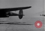 Standbild P-38 Flugzeuge zurück und Land Algerien Nordafrika, 1943, aus Sekunde 58 historischem Filmmaterial Videoclip 65675034875