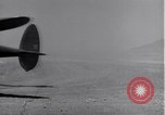 Standbild P-38 Flugzeuge zurück und Land Algerien Nordafrika, 1943, aus Sekunde 59 historischem Filmmaterial Videoclip 65675034875