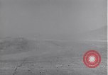 Standbild P-38 Flugzeuge zurück und Land Algerien Nordafrika, 1943, aus Sekunde 60 historischem Filmmaterial Videoclip 65675034875