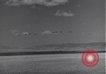 Standbild P-38 Flugzeuge fliegen die in Formationen Algerien Nordafrika, 1943, aus Sekunde 6 historischem Filmmaterial Videoclip 65675034876