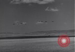 Standbild P-38 Flugzeuge fliegen die in Formationen Algerien Nordafrika, 1943, aus Sekunde 7 historischem Filmmaterial Videoclip 65675034876