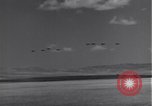 Standbild P-38 Flugzeuge fliegen die in Formationen Algerien Nordafrika, 1943, aus Sekunde 8 historischem Filmmaterial Videoclip 65675034876