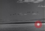 Standbild P-38 Flugzeuge fliegen die in Formationen Algerien Nordafrika, 1943, aus Sekunde 9 historischem Filmmaterial Videoclip 65675034876