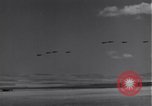 Standbild P-38 Flugzeuge fliegen die in Formationen Algerien Nordafrika, 1943, aus Sekunde 11 historischem Filmmaterial Videoclip 65675034876