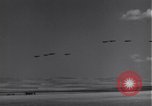 Standbild P-38 Flugzeuge fliegen die in Formationen Algerien Nordafrika, 1943, aus Sekunde 12 historischem Filmmaterial Videoclip 65675034876