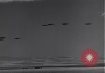 Standbild P-38 Flugzeuge fliegen die in Formationen Algerien Nordafrika, 1943, aus Sekunde 14 historischem Filmmaterial Videoclip 65675034876