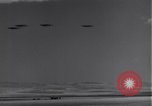 Standbild P-38 Flugzeuge fliegen die in Formationen Algerien Nordafrika, 1943, aus Sekunde 15 historischem Filmmaterial Videoclip 65675034876
