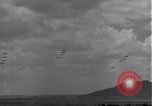 Standbild P-38 Flugzeuge fliegen die in Formationen Algerien Nordafrika, 1943, aus Sekunde 20 historischem Filmmaterial Videoclip 65675034876