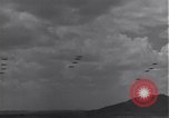 Standbild P-38 Flugzeuge fliegen die in Formationen Algerien Nordafrika, 1943, aus Sekunde 21 historischem Filmmaterial Videoclip 65675034876