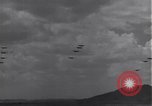 Standbild P-38 Flugzeuge fliegen die in Formationen Algerien Nordafrika, 1943, aus Sekunde 22 historischem Filmmaterial Videoclip 65675034876