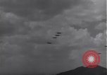 Standbild P-38 Flugzeuge fliegen die in Formationen Algerien Nordafrika, 1943, aus Sekunde 23 historischem Filmmaterial Videoclip 65675034876